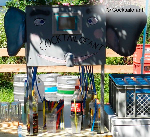 Der Name „Cocktailofant“ leitet sich vom ersten Prototypen der Maschine ab und besteht bis heute.  (© Coktailofant)