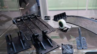 Die schweizer Firma Nägeli Swiss zeigte mit seiner Technologie „automated Composite Compression“ (aCC) neue Möglichkeiten zur Herstellung von Hochleistungs-Composites-Strukturbauteilen in Serie. Dabei werden UD-Tapes zu Faserchips gestanzt und anschließend zu  Hochleistungs-Strukturbauteilen gepresst. (Bild: D.Quitter - VCG)