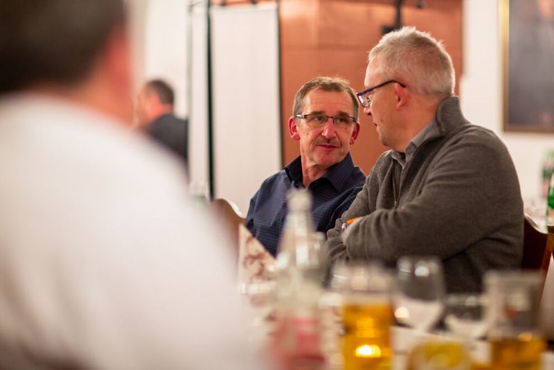 Bei den Förderprozessforen durfte auch der Austausch und natürlich die gemeinsame Entspannung am Abend nicht fehlen. Auf der Festung Marienberg konnten die Teilnehmerinnen und Teilnehmer zusammen essen und den informativen Kongresstag ausklingen lassen. (BKfotografik / PROCESS)