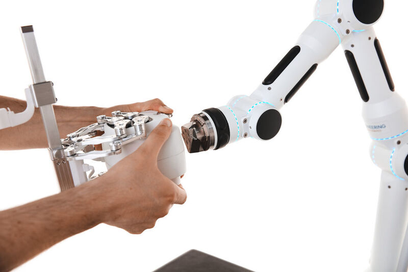 Ein robotisches Medineering-System besteht immer aus einem intelligenten Positionierarm, der mit einem anwendungsspezifischen Roboter sowie dem entsprechenden Eingabegerät per Plug and Play kombiniert wird. (Medineering)