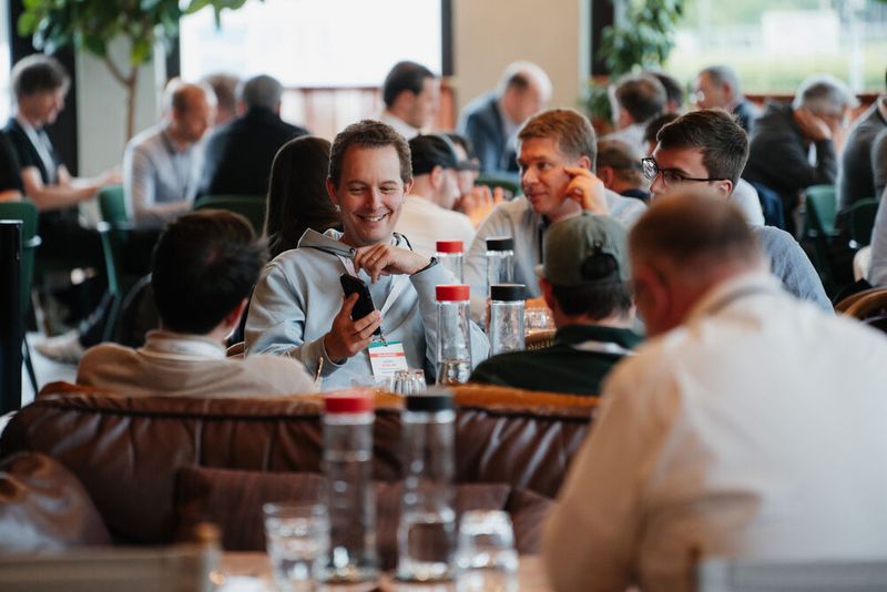 Zeit für Networking! Unsere Teilnehmer und Speaker genießen zwischen den Sessions ein leckeres Buffet und entdecken gemeinsam die interaktive Event-App der Vogel IT-Akademie. (Bild: Vogel IT-Medien GmbH)
