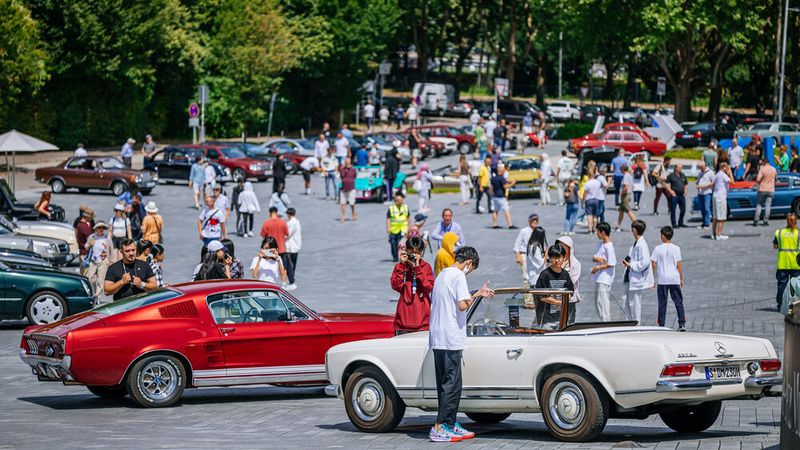 Das markenoffene Event begeistert alle: Petrolheads mit eigenem Fahrzeug (mindestens 20 Jahre alt) und Museumsgäste ohne eigenen Klassiker. Die lockere, familiäre Atmosphäre und die Möglichkeit, mit allen ins Gespräch zu kommen. (Bild: Mercedes-Benz AG)