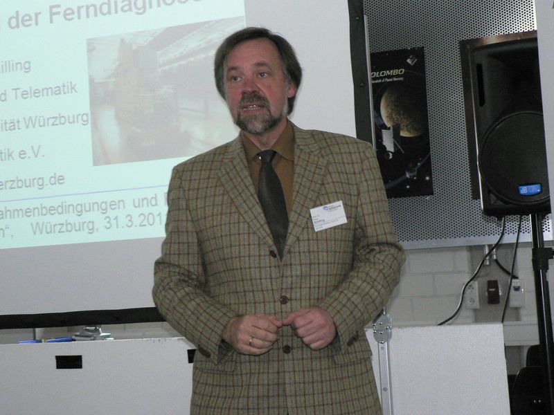 Hausherr und Vortagender zugleich: Pro. Dr. Klaus Schilling, Universität Würzburg, Lejrstuhl Informatik, über Telöematik-Anwendungen in der Ferndiagnose: „Ziel ist der Einsatz interaktiver Telematik-Techniken.“ (Archiv: Vogel Business Media)