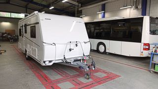 Durch die jahrzehntelange Beschäftigung mit der Reparatur von Bussen sind im Autohaus Straus die Voraussetzungen für das Caravangeschäft gegeben.  (Bild: Rosenow/»kfz-betrieb«)
