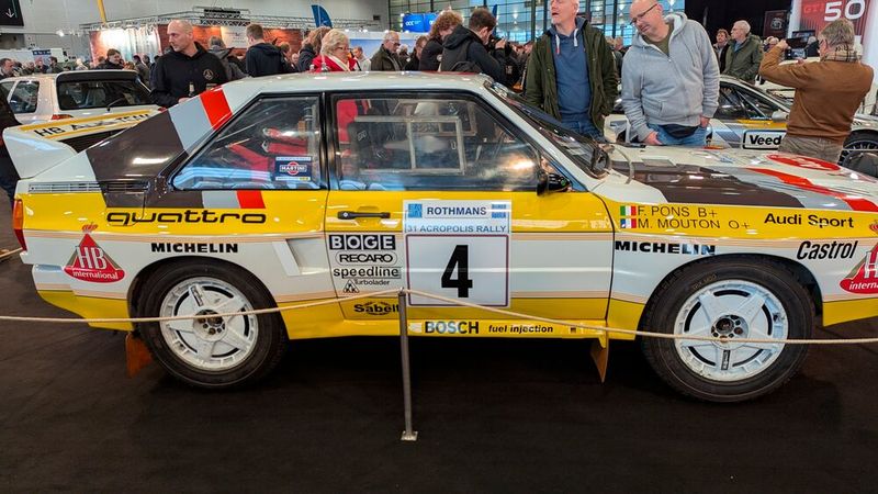 Darf bei einer Ausstellung geschichtswürdiger Allradfahrzeuge natürlich nicht fehlen: der Audi Sport quattro. Audi entwickelte ihn auf Basis des normalen quattro. 1984/1985 entstanden nur 220 Einheiten für die benötigte FIA-Homologation der Gruppe B. (Bild: Dominsky – VCG)