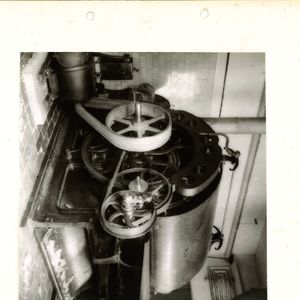 Blauriemenscheibenantrieb für eine Textilbearbeitungsmaschine; die Aufnahme stammt circa. aus den 1920er Jahren (Bild:  Siemens)