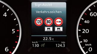 Auf Angaben der Verkehrszeichenerkennung kann man sich laut ACEA nicht verlassen. (Bild: VW)