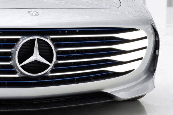 Das Mercedes-Benz Concept IAA (Intelligent Aerodynamic Automobile) ist zwei Autos in einem: Aerodynamik-Weltrekordler mit einem cw-Wert von 0,19 und viertüriges Coupé mit faszinierendem Design. Die Studie, die auf der IAA in Frankfurt ihre Weltpremiere erlebt, schaltet ab einer Geschwindigkeit von 80 km/h automatisch vom Design-Modus in den Aerodynamik-Modus und verändert durch zahlreiche aktive Aerodynamik-Maßnahmen ihre Gestalt. (Bild: Mercedes-Benz)