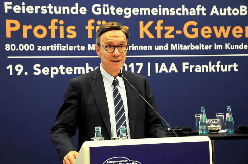 VDA-Präsident Matthias Wissmann: „Nur wenn wir uns ständig weiterbilden, bleiben wir an der Spitze des Fortschritts.“ (Schmidt/»kfz-betrieb«)