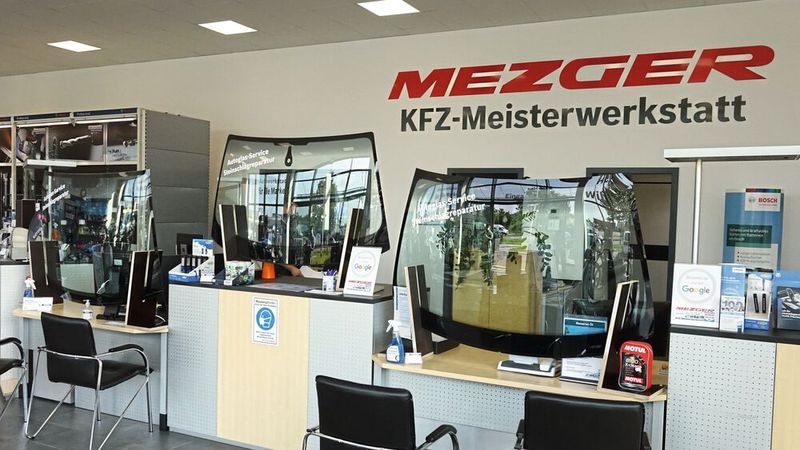 Pfiffige Idee eines Mitarbeiters: Statt Plexiglas dienen Windschutzscheiben als Infektionsschutz im Kundenbereich. Und Werbung für das eigene Glasgeschäft ergibt sich damit auch gleich.  (Bild: »kfz-betrieb« / Dominsky)