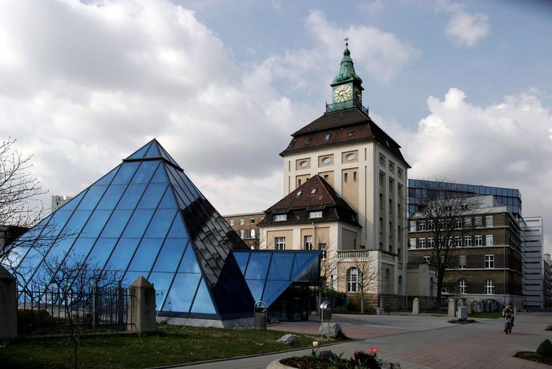 Platz 10: Merck mit einem Gehaltsgefälle von 53 (Das Bild zeigt die Firmenzentrale in Darmstadt) (Von Kuebi = Armin Kübelbeck - Eigenes Werk, CC BY-SA 3.0, https://commons.wikimedia.org/w/index.php?curid=1860168)