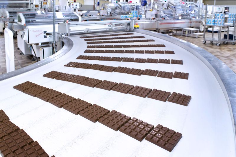 Mindestens einmal jährlich wird jede Produktionslinie von einem Leckage-Team von Mader auf Druckluft-Leckagen überprüft. Die Beseitigung erfolgt dann im jährlichen Instandhaltungsfenster der Linie. (Bild: Alfred Ritter GmbH & Co. KG)