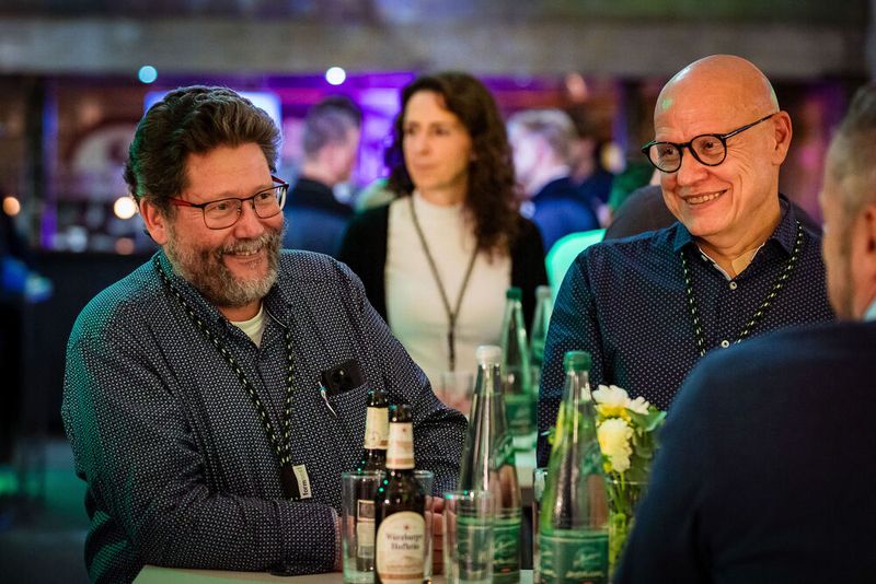 Bei der Abendveranstaltung am Vorabend der Veranstaltung im Maschinenhaus des Bürgerbräus Würzburg kamen bereits zahlreiche Teilnehmer bei gutem Essen und Trinken zusammen. Bereits hier gab es regen Austausch.  (Bild: Stefan Bausewein)