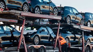 Allzu viel los war nicht im deutschen Pkw-Neuwagenmarkt im August. Aber das Tal könnte durchschritten sein - zumindest bei den E-Zulassungen.
 (Bild: BMW)