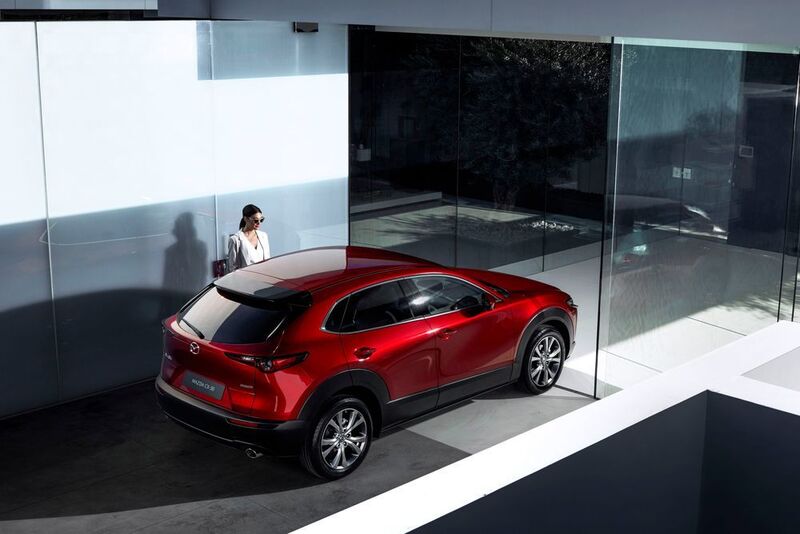 Erhältlich sein wird der neue CX-30 in insgesamt neun Lackierungen, unter anderem auch in der abgebildeten Sonderfarbe Magmarot Metallic. (Mazda)