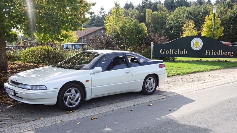 Nicht vor der Disco, eher vor dem heimischen Golf-Club: Die Klientel, die Subaru mit dem SVX ansprach, war für das Unternehmen neu. Italienisches Design gepaart mit auffälligen Glasflächen, elektronischer Allradantrieb und ein Boxermotor mit sechs Zylindern sollten den Erfolg des großen Coupés garantieren. (Bild: Dominsky – VCG)