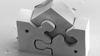 Dreiteiliges Puzzle, zusammengesetzt aus Kunststoff-Mikrobauteilen, hergestellt über den „LIGA2.X“-Prozess. (Bild: KIT, Jochen Heneka)