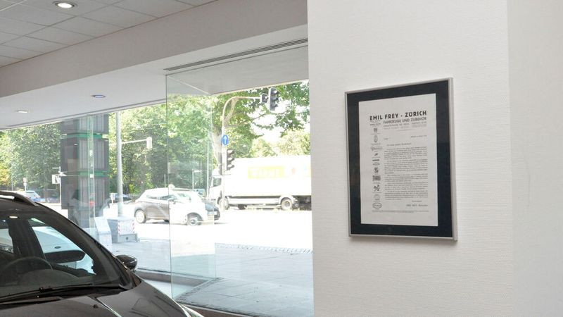 Immer noch präsent in den Showrooms: der Emil-Frey-Kundenbrief von 1935. (Bild: Simon/»kfz-betrieb«)