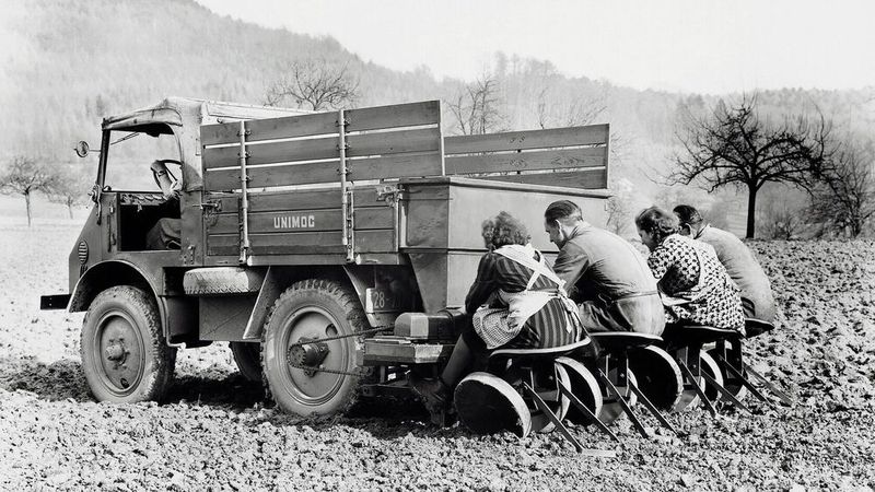 Erntehelfer mit 25 PS: Die halbautomatische Kartoffel-Pflanzmaschine war ein Anbaugerät aus den Anfangsjahren des Unimog. Die Spurbreite des Unimog war auf die Kartoffelreihen ausgelegt(Bild:  Daimler Truck)