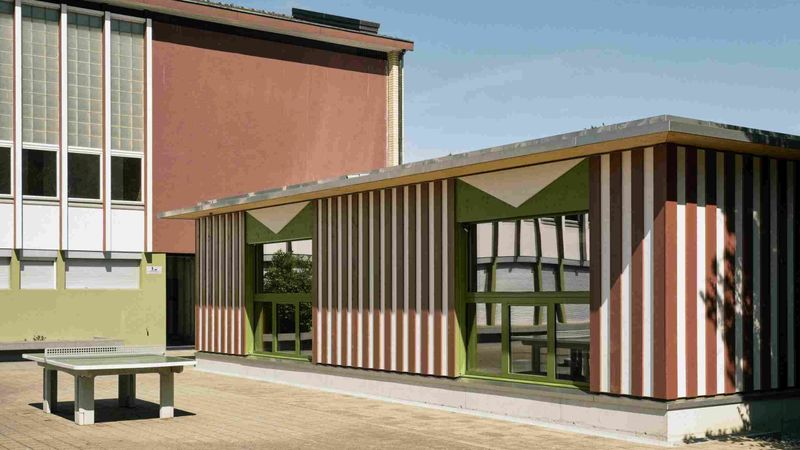 Die Primarschulanlage Gsteig in Lufingen wurde um einen weiteren Lerntrakt, eine Turnhalle sowie einen – hier im Vordergrund zu sehenden – Pavillon für die schulergänzende Betreuung erweitert.(Bild:  Jason Klimatsas)