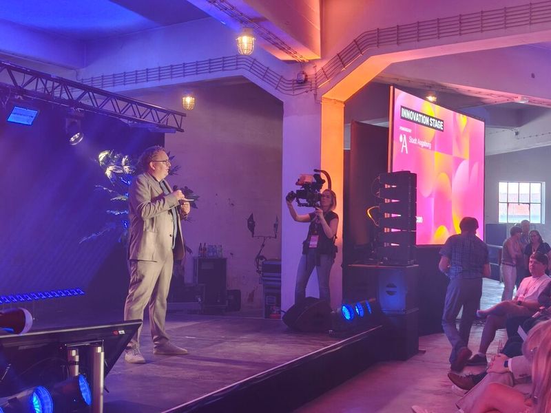 Im Gaskessel hält Fabian Ziegler, Geschäftsführer von Team23 und Vorsitzender des Digitalrats Augsburg, seine Eröffnungsrede auf der großen Bühne – der Innovation Stage. (Bild: © Serina Sonsalla)