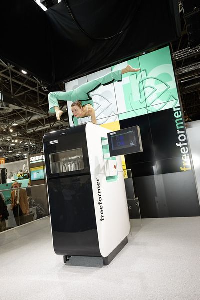 Weltpremiere: Auf der K 2013 präsentierte Arburg erstmals den Freeformer. In einer spektakulären Show veranschaulichten sogenannte Kontorsionskünstlerinnen die Freiheit und Flexibilität, die das einzigartige System zur additiven Fertigung bietet. (Bild: Arburg)