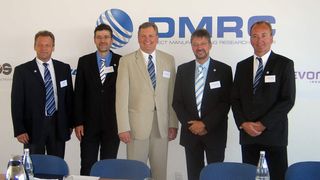 Die fünf Initiatoren des DMRC (v.l.): Dipl.-Ing. Udo Behrendt von EOS, Prof. Hans-Joachim Schmid von der Universität Paderborn, DMRC-Sprecher Jeffrey E. DeGrange von Boeing, Dr. Georg Oenbrink von Evonik Degussa und Dr. Dieter Schwarze von MCP. (Archiv: Vogel Business Media)