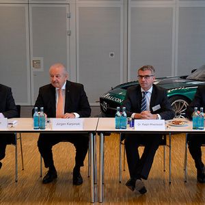 Rede und Antwort während des ZDK-Fuchs-Kamingesprächs standen unter anderem (v.li.) Ulrich Köster und Jürgen Karpinski vom ZDK sowie Dr. Ralph Rheinboldt und Stefan Knapp vom Mannheimer Schmierstoffhersteller Fuchs.(Foto:  Michel)