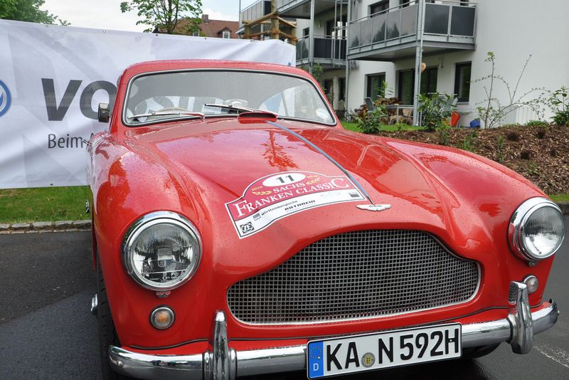 Britische Klassiker hatten sich einige zur Rallye angemeldet, darunter dieser Aston Martin … (Foto: Grimm/Dominsky)