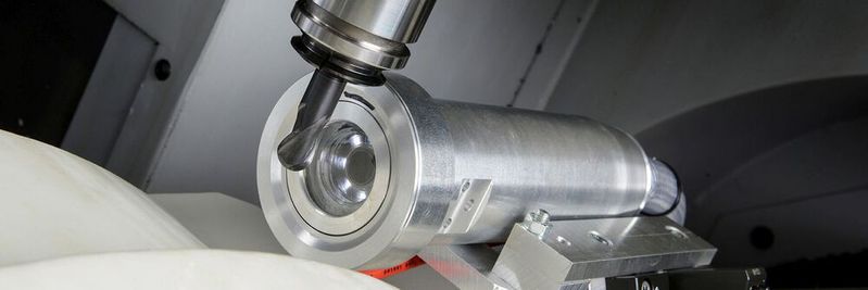 Bisher war die Verschleißerkennung bei Zerspanungswerkzeugen nur mit zeitlichem Aufwand möglich. Am Fraunhofer IPT hat man nun eine neue Methode dafür entwickelt, die in der Fräsmaschine funktionert – und zwar per Kamera, Mikroskop und künstlicher Intelligenz.(Bild:  Fraunhofer IPT)