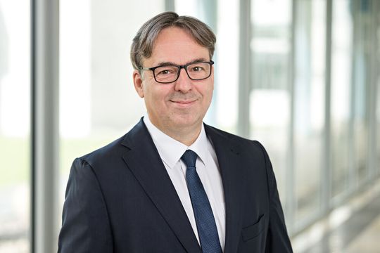 „Wir sehen im dualen Maschinenbaustudium ein gutes Modell, das weiter ausgebaut werden sollte, um Nachwuchskräfte praxisnah auszubilden und ans Unternehmen zu binden“, so Hartmut Rauen, stellvertretender VDMA-Hauptgeschäftsführer, angesichts einer aktuellen Studie. „Wir sehen im dualen Maschinenbaustudium ein gutes Modell, das weiter ausgebaut werden sollte, um Nachwuchskräfte praxisnah auszubilden und ans Unternehmen zu binden“, so Hartmut Rauen, stellvertretender VDMA-Hauptgeschäftsführer, angesichts einer aktuellen Studie.