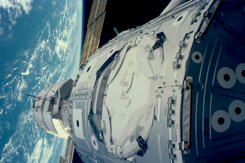 Das Unity-Modul wurde am 6. Dezember 1998 mit dem Zarya-Modul verbunden (NASA/ESA)