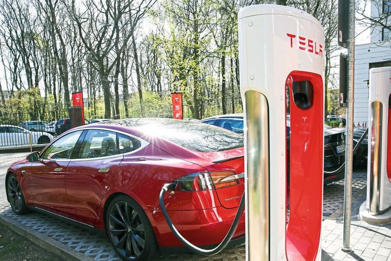 Der sogenannte Wächtermodus bei Tesla-Fahrzeugen ist laut Verbraucherschützern nicht datenschutzkonform. Der sogenannte Wächtermodus bei Tesla-Fahrzeugen ist laut Verbraucherschützern nicht datenschutzkonform.