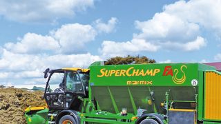 Der Super Champ von Marmix bedient sich selbst bei der Futterentnahme an der Miete. (Bild: Bosch Rexroth)