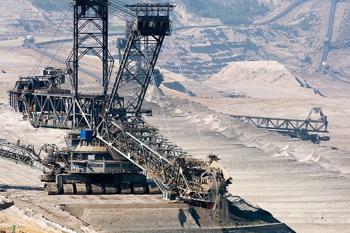 Der RB293 ist so schwer wie 25 Passagierflugzeuge und so hoch wie ein Wolkenkratzer. Die größte Maschine der Welt hat 6.745 PS und eine Höchstgeschwindigkeit von zehn Metern pro Minute. Er wird von RWE Power zur Braunkohleförderung eingesetzt.   Weitere Informationen erhalten Sie auch auf der Seite Maschinensucher. (Bild:  RWE Power AG,  CC BY-SA 3.0;  http://presse.maschinensucher.de/images/man-und-takraf-rb293-788467) (Bild: RWE Power)