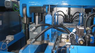 Die Hydraulikkomponenten für die Hydroforming-Anlage stammen von Hydropneu.  (Bild: Hydropneu)