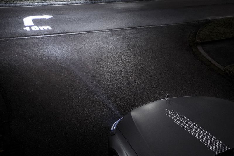 Mit der neuen HD-Scheinwerfergeneration von Mercedes-Benz lassen sich im Zusammenspiel mit dem Navigationssystem Richtungspfeile zur Routenführung auf die Straße projizieren. (Daimler)