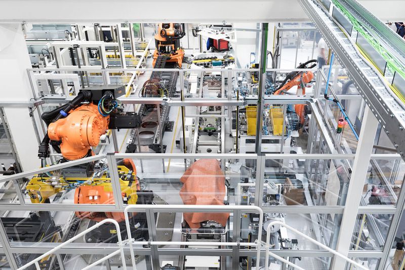 Später erfolgt der Serienstart eines Projekts mit deutlich größeren Stückzahlen. Entsprechend höher ist der Automatisierungsgrad der Fertigungslinie. (Bild: Valmet Automotive)