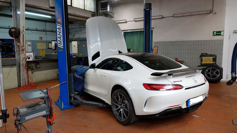 Und das eine oder andere automobile Highlight gab es bei Neils & Kraft auch zu sehen. (Bild: Rosenow/»kfz-betrieb«)