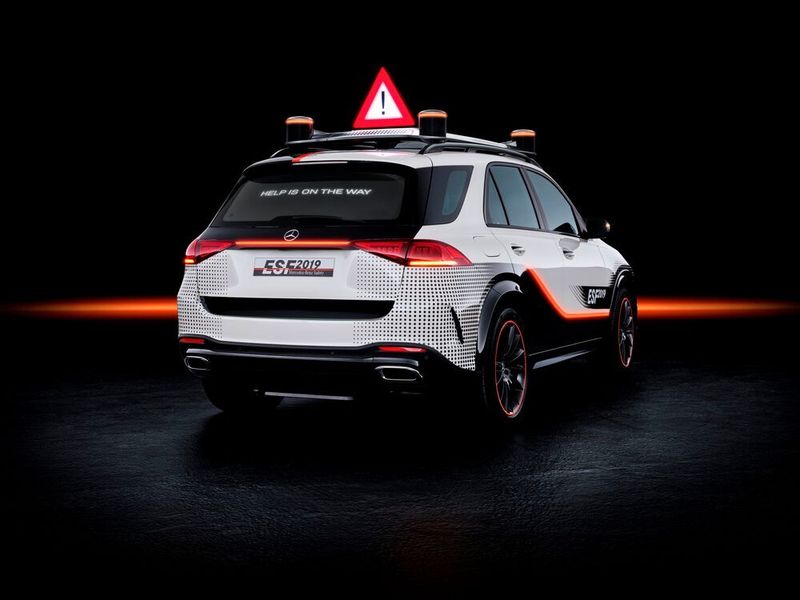 Mit diesem Forschungsfahrzeug will Mercedes zeigen, welches Umdenken beim Thema Sicherheit für das in Zukunft automatisch und autonom fahrende Auto nötig ist. (Mercedes)
