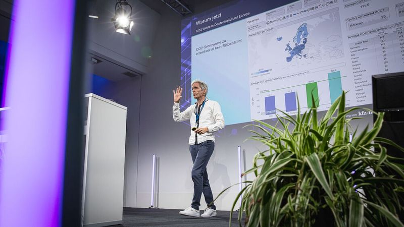 Am ersten Tag standen Vertriebs- und Digitalisierungsthemen im Fokus der Veranstaltung. Marc A. Odinus, Geschäftsführer des Marktforschungsinstituts und Flottenspezialisten Dataforce, zeigte in seinem Impulsvortrag auf, welche neue Automarken in Deutschland Fuß fassen möchten, welche Chancen sie haben und welche etablierte Hersteller das Nachsehen haben könnten. (Bild: Stefan Bausewein)