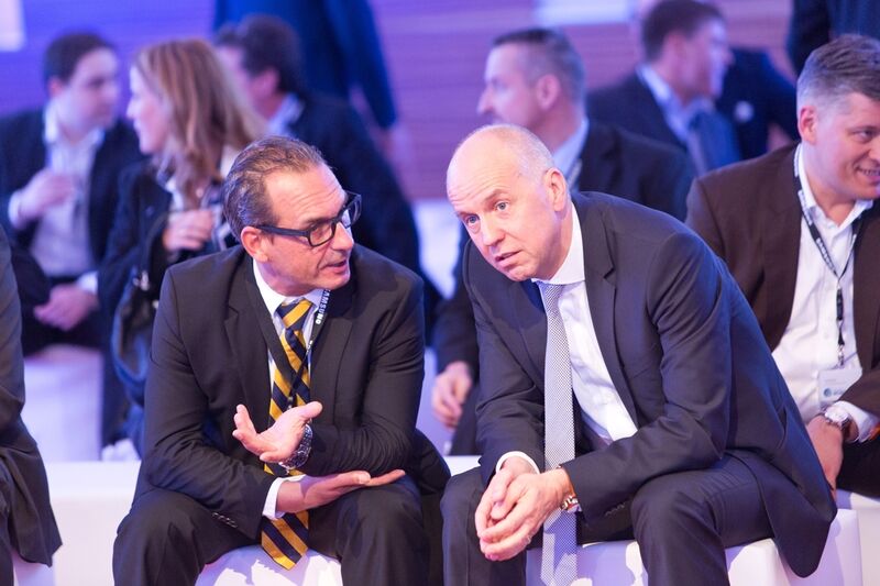 …Unternehmer Jürgen Höll (l.) und Thomas Sander (Sander Bürosysteme) sowie… (Bild: Samsung)