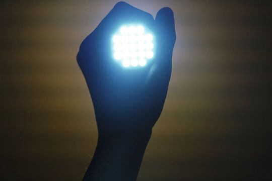 Hohe Datenraten mit LED-Licht übertragen: Li-Fi hat im Vergleich zu Wi-Fi Vor- aber auch Nachteile. Hohe Datenraten mit LED-Licht übertragen: Li-Fi hat im Vergleich zu Wi-Fi Vor- aber auch Nachteile.
