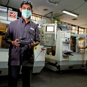 In der Elektrodenfertigung stehen drei Haas-Werkzeugmaschinen.