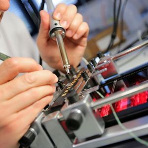 
In seinem MID-Labor bildet das Fraunhofer IEM die gesamte Prozesskette der MID-Herstellung ab. Hier wird ein MID-Bauteil bestückt. 

