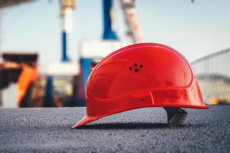 Die 10 größten Quellen für Mikroplastik im Meer  Platz 6: Freisetzung auf Baustellen – 117 g pro Einwohner und Jahr Baustellen tragen mit 117 g pro Jahr und Einwohner zum Mikroplastik in den Meeren bei.    Nicht nur auf der Baustelle, auch auf dem Acker spielt Plastik eine Rolle. Wie hier eine ökologische Neuentwicklung helfen kann, zeigt der Beitrag Nachhaltigkeit in der Landwirtschaft – die Mulchfolie 2.0 Übrigens: „Abrieb landwirtschaftlich genutzter Kunststoffe“ lag in der Fraunhofer Studie mit 45 g/(cap a) nur auf Platz 12 der größten Emissionsquellen von Mikroplastik. (Unsplash/Ümit Yıldırım)