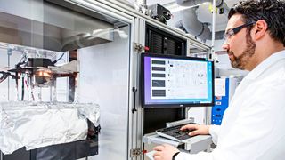 Für die Charakterisierung der Rezyklate und der Compounds kommen im Fraunhofer LBF verschiedene Verfahren zum Einsatz, beispielsweise erfolgen Flammwidrigkeitsprüfungen nach UL 94 für Probekörper. (Bild: Fraunhofer LBF)