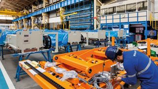 Mechatronik in Reinkultur, ob in Deutschland oder Brasilien: Die Schuler-Mitarbeiter beherrschen das logistische Puzzle, das Kennzeichen bei der Montage komplexer Maschinenteile.  (Prensas Schuler/Koiti Photos 2019)