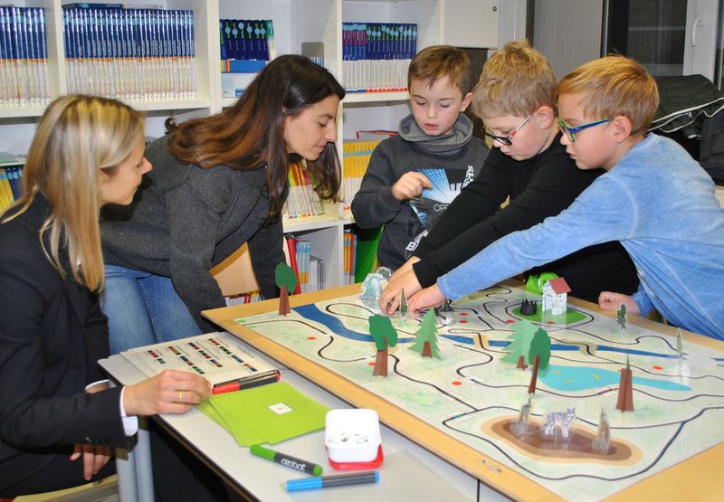 Prof. Silke Ladel (links) erforscht gemeinsam mit ihren Studenten, wie Lehrer die Schüler unterstützen und Impulse liefern können. (Ehrlich)