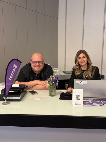 Sören Wortmann und Emily Wiek empfingen herzlich alle Gäste. (Bild: Vogel IT-Medien GmbH)